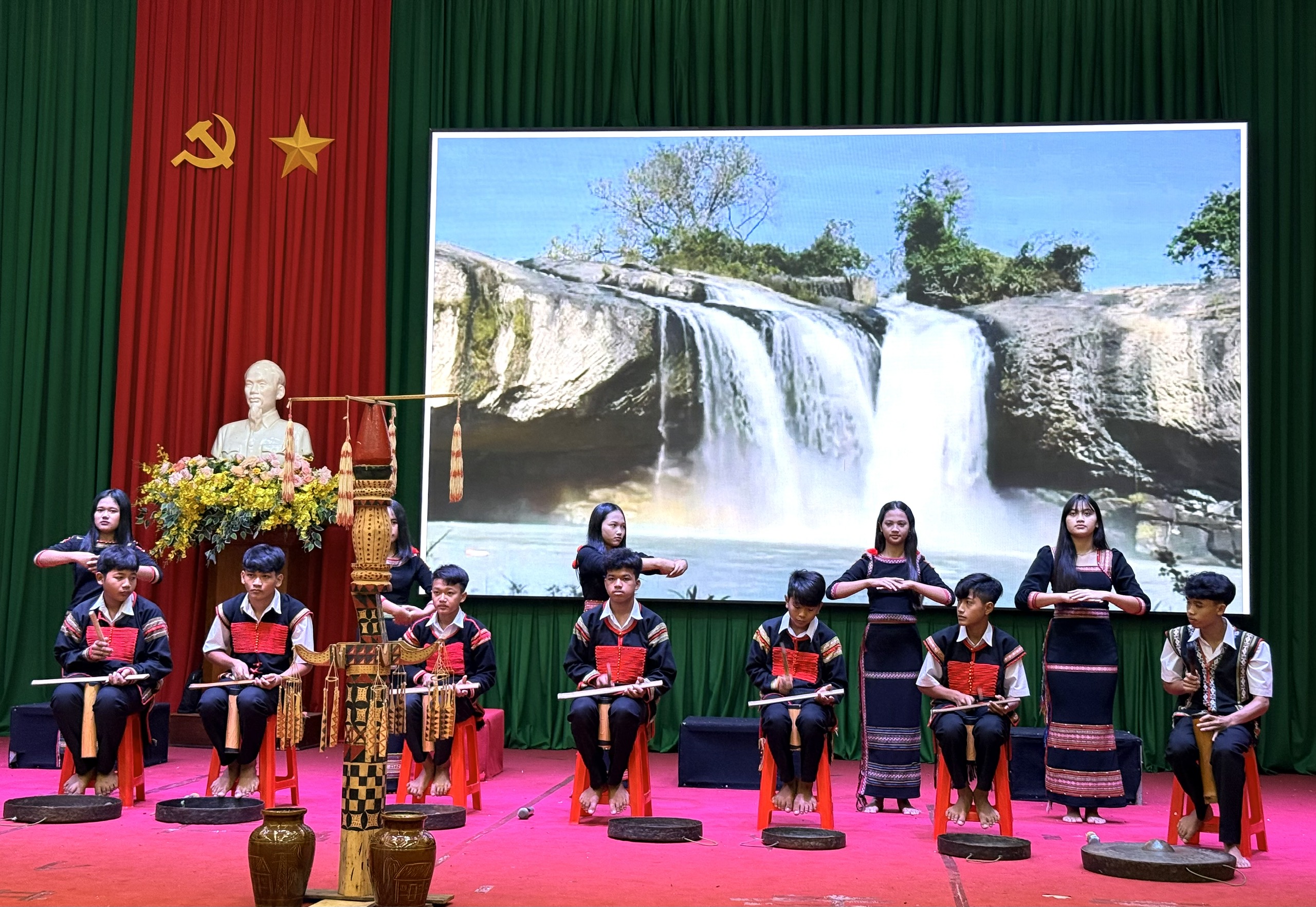 Văn nghệ chào mừng